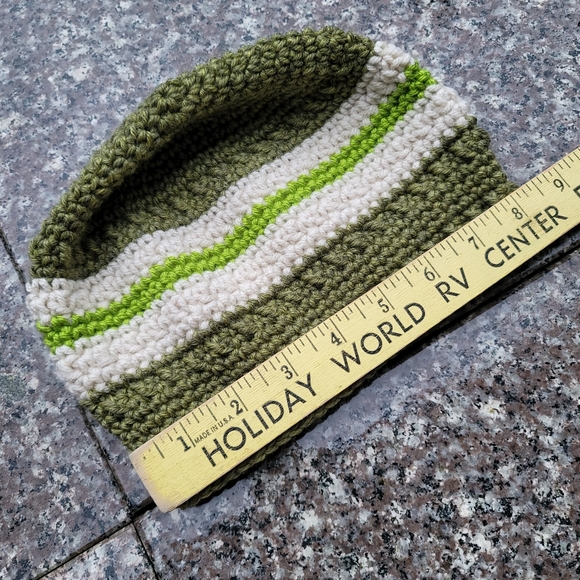 Hand-made beanie hat - Picture 2 of 4